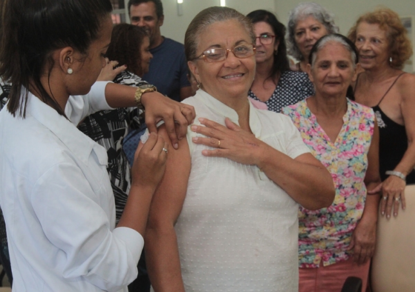 Vacinação itinerante imuniza contra influenza em Macaé